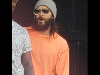 jared on stage with welshly arms (21 07 2018, san diego, usa)